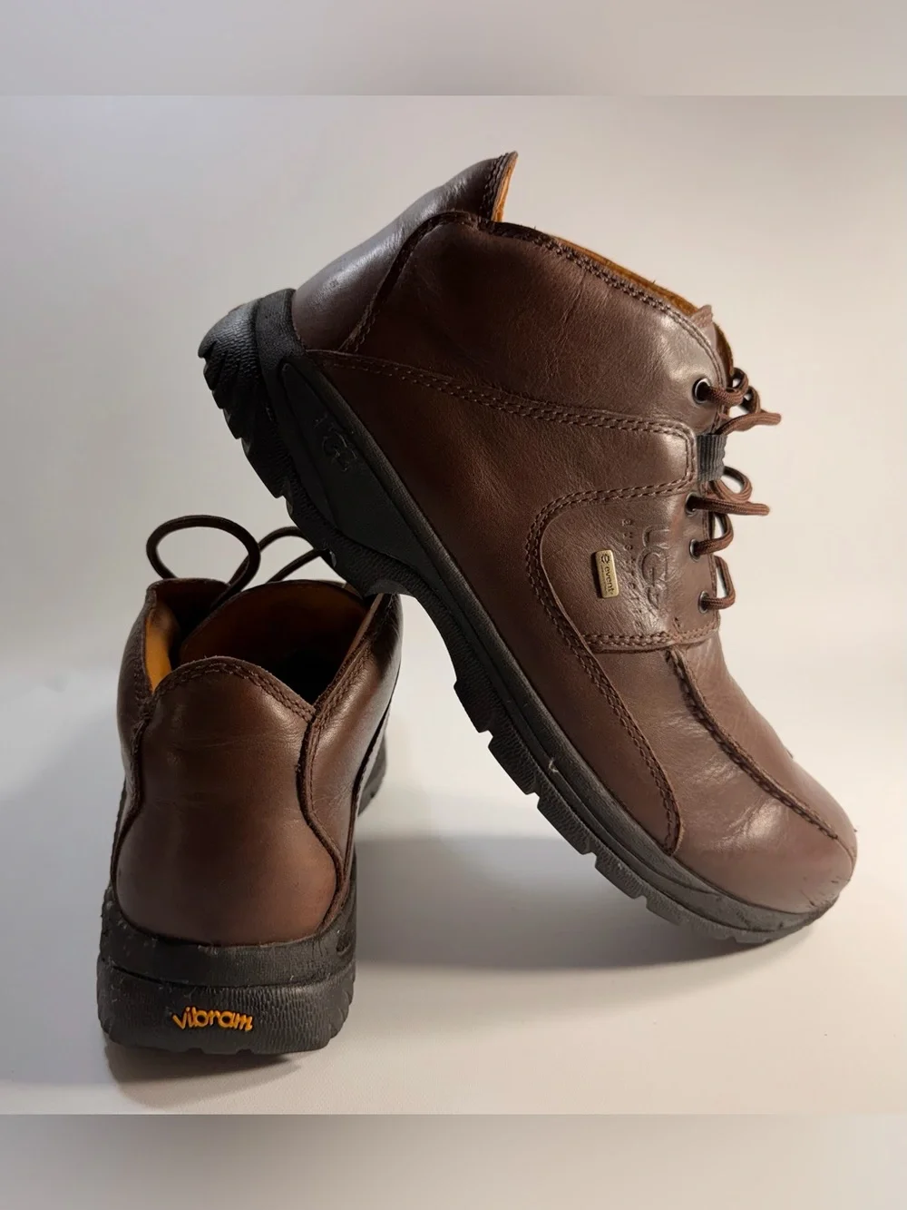 UGG Men's Brown Leather Chukka Boot with Black Sole - 162
